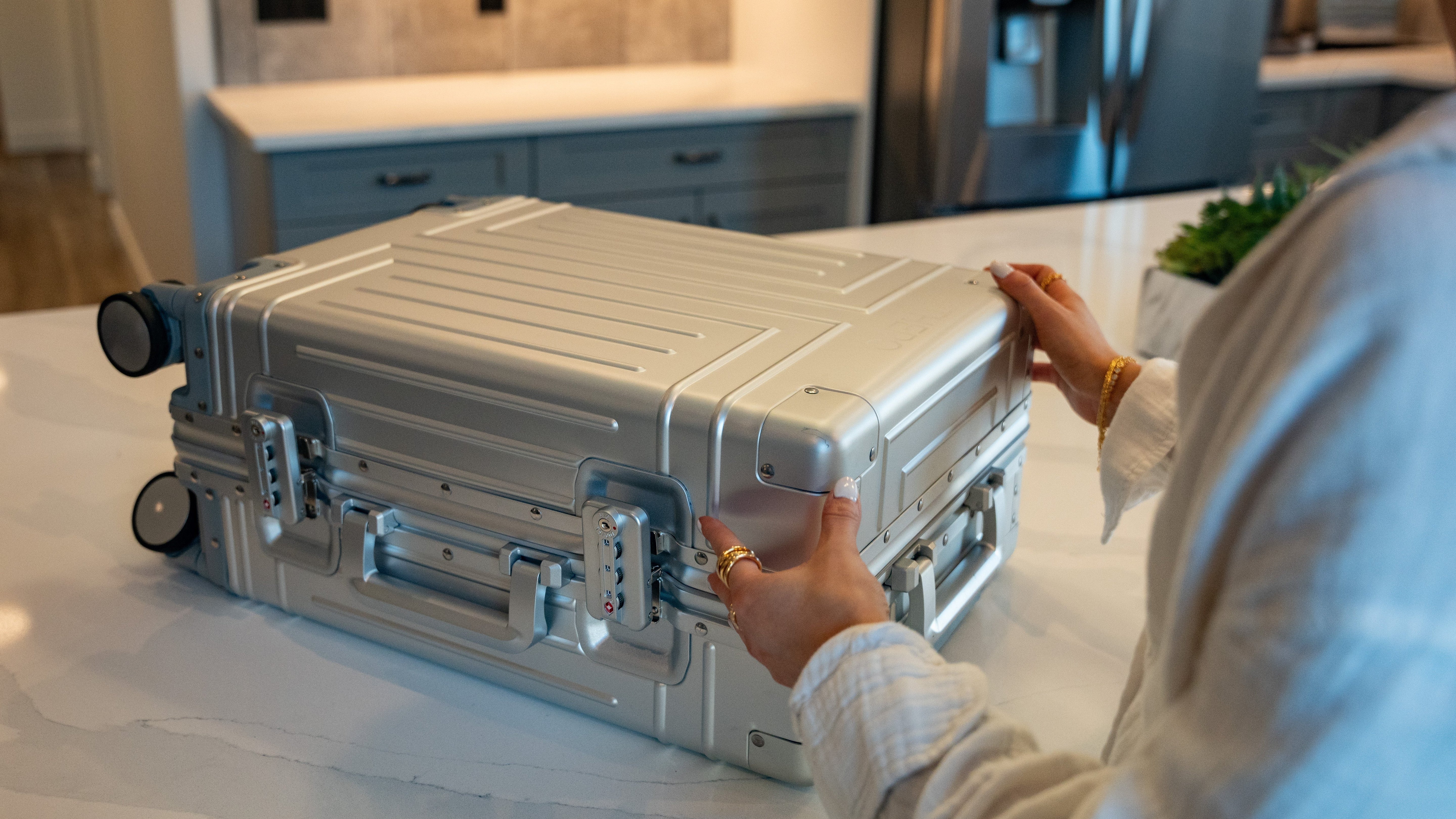Exploring the Advantages of Aluminum Luggage with the LK Pro Silver by Thero Travel